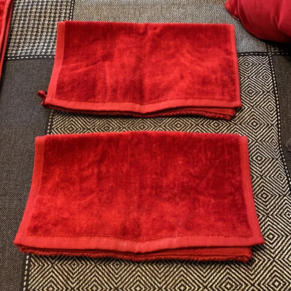 Croscill— One decorative towel and 2 decorative hand towels - Picture 4 of 4